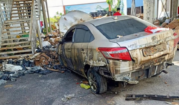 Video quay khoảnh khắc người đàn ông lái ô tô Toyota Vios lao vào công ty của vợ, tông tử vong 1 người