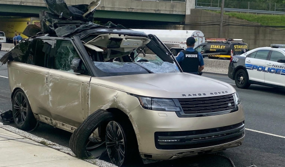 SUV hạng sang Range Rover 2023 rơi khỏi xe chuyên chở, va chạm với ô tô con Honda Accord