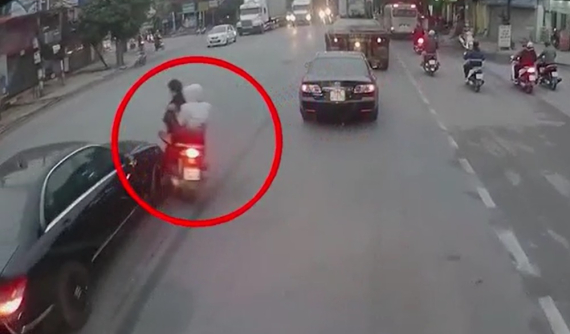 Ngán ngẩm cảnh "tạt đầu" xe, phạt mạnh mà vẫn không chừa