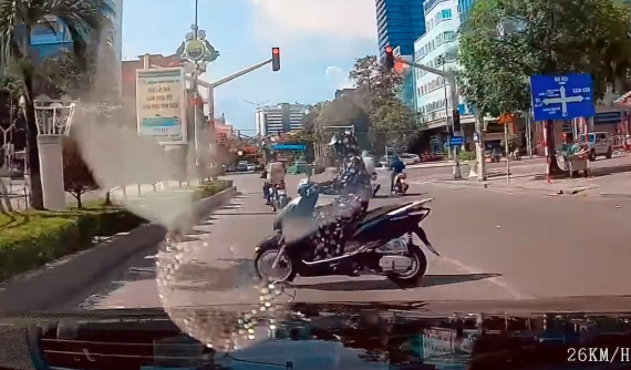 Video: "Nữ Ninja" tạt đầu xe Mercedes-Benz để chờ đèn đỏ trong bóng râm khiến hệ thống cảnh báo của ô tô kêu inh ỏi