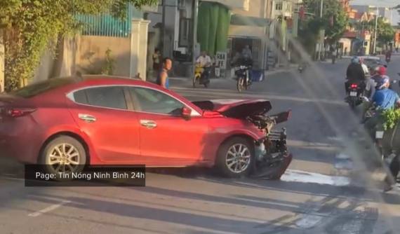 Video: Ô tô con Mazda3 lao sang làn đường ngược chiều rồi bất ngờ bẻ lái, tông trúng xe khách