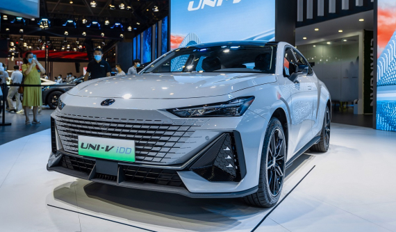 Changan UNI-V 2022 - sedan hạng C giá "mềm", chỉ tiêu thụ 1,59 lít xăng/100 km