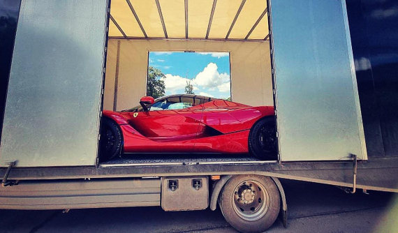 Hoàng Kim Khánh mới về nước, đơn vị nhập khẩu tung ảnh bom tấn Ferrari LaFerrari nằm trong xe cứu hộ VIP
