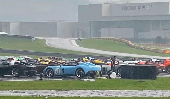 Video: Cơn mưa bất chợt khiến hàng chục siêu xe triệu đô của Ferrari có nguy cơ hỏng nội thất