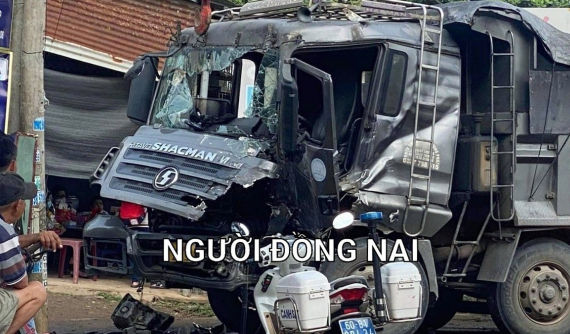 Video: Tránh xe máy sang đường, ô tô khách lao sang làn đường ngược chiều khiến xe ben tông vào cột điện