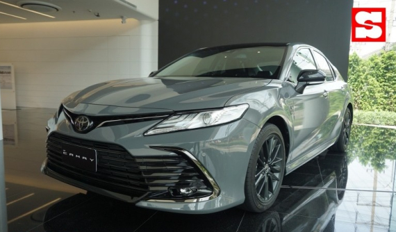 Cận cảnh Toyota Camry 2022 màu xám xi măng hàng hiếm