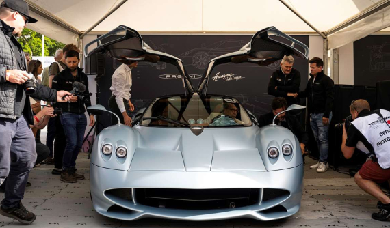 Cận cảnh Pagani Huayra Codalunga "bằng xương bằng thịt" ngoài đời thực, siêu phẩm chỉ 5 chiếc được sản xuất
