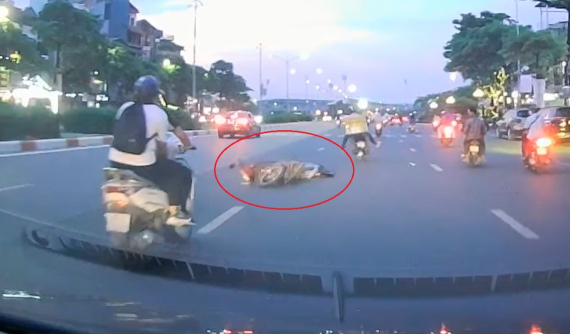 Video: Áo chống nắng bị cuốn vào bánh xe máy, người phụ nữ ngã xuống đường, bị 2 xe khác tông trúng