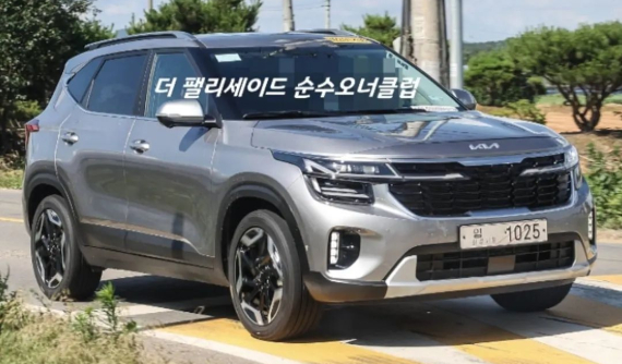 Kia Seltos 2023 bị bắt gặp trên đường phố, có cả bản đủ và bản thiếu