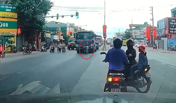 Video: Chen vào giữa 2 ô tô rồi "cắt mặt" xe đầu kéo, nữ công nhân đi xe máy bị cuốn vào gầm