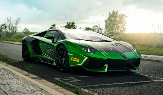 Màu xanh Verde Ithaca chưa đủ nổi bật, chủ xe quyết định cho Lamborghini Aventador mui trần thay bộ áo hiếu chiến