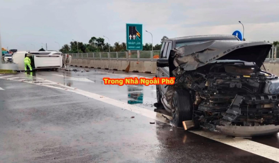 Video quay hiện trường vụ SUV hạng sang Range Rover tông lật Toyota Fortuner trên cao tốc