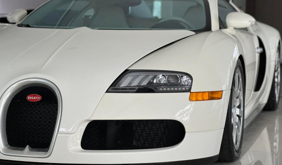 Tạm xa McLaren Senna và Porsche 918 Spyder, Bugatti Veyron của "Qua" Vũ bất ngờ xuất hiện tại showroom bán xe với lý do rất bất ngờ