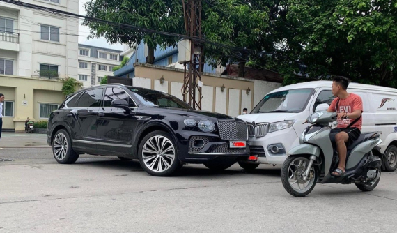 Hà Nội: Đang rẽ ra đường, Bentley Bentayga giá 21 tỷ đồng va chạm với xe tải van Dongben X30