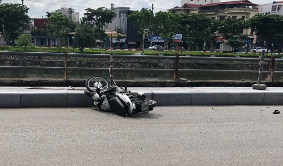 Video quay khoảnh khắc cô gái đi xe máy vượt phải trên đường hẹp, tử vong dưới bánh xe ben