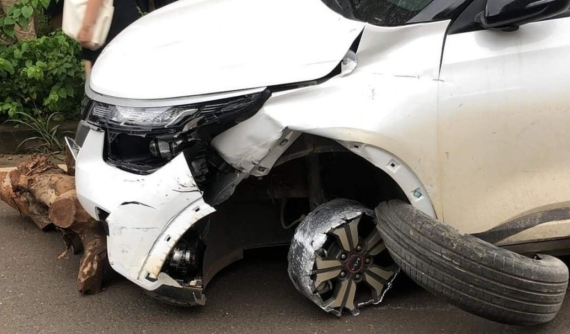 Video: Sau tai nạn, nữ tài xế bỏ chạy trên chiếc Kia Seltos với bánh trước chỉ còn trơ vành