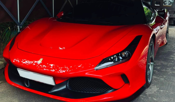 Tống Đông Khuê trải nghiệm siêu xe Ferrari F8 Tributo của Cường "Đô-la"