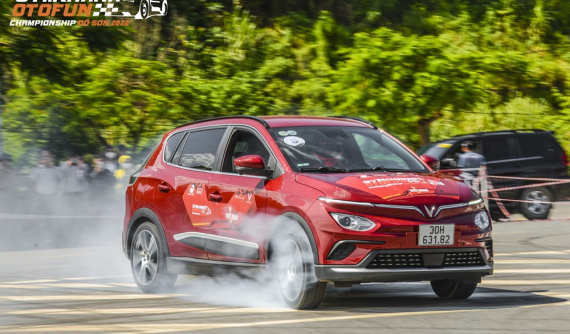 "Nghẹt thở" với giải đua ô tô thể thao bằng xe điện đầu tiên tại Việt Nam