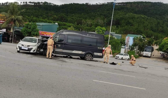 Video: Ô tô con Toyota Vios sang đường thiếu quan sát, bị xe khách tông ngang sườn
