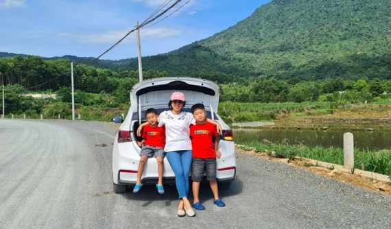 Tự tay lái xe "đưa con đi khắp thế gian", bà mẹ 3 con chia sẻ bí quyết đi chơi vừa vui vừa an toàn