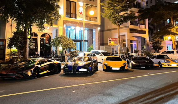 Porsche 930 Turbo độ RUF siêu "khủng" cùng 4 chiếc siêu xe tụ tập tại quận 7