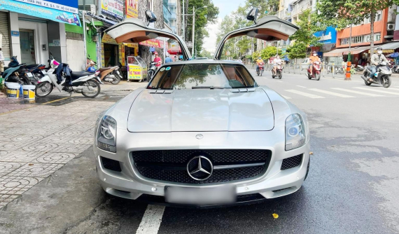 Mercedes-Benz SLS AMG đầu tiên về Việt Nam tái xuất với nội thất được độ thêm đồ chơi bảo bối dành cho chủ nhân