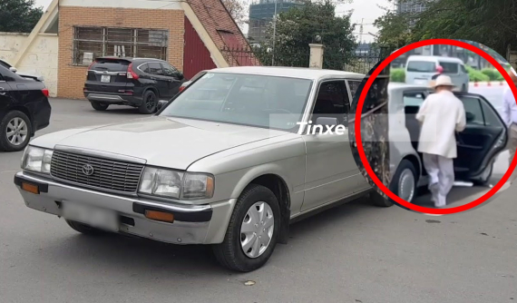 Không phải Rolls-Royce hay Maybach, Toyota Crown mới là "vệ sĩ" tháp tùng cùng "Qua" Vũ khi ra Hà Nội