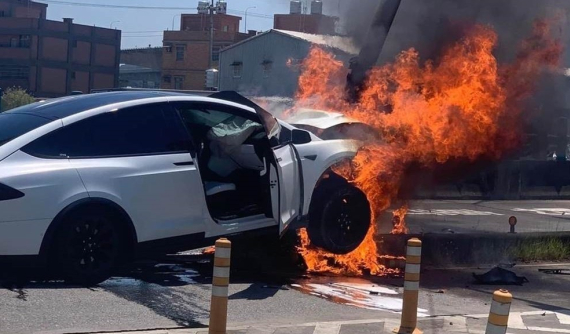 Video quay khoảnh khắc chiếc Tesla Model X chở "Đoàn Dự" Lâm Chí Dĩnh và con trai đâm vào cột biển báo, bốc cháy dữ dội