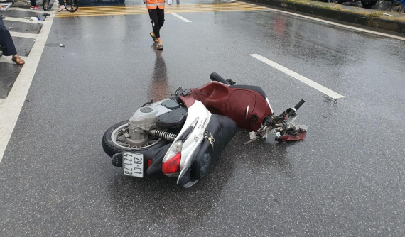 Vụ người phụ nữ tông cột đèn và tử vong tại chân cầu Vĩnh Tuy: Lộ video nghi là nạn nhân đã bị tai nạn vào chiều cùng ngày