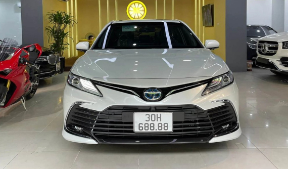 Nhờ biển số đẹp, chiếc Toyota Camry 2022 được chào bán với giá hơn 3 tỷ đồng, đắt ngang Mercedes E-Class