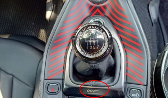 Đã hiếm lại còn số sàn 7 cấp, Aston Martin Vantage 007 của "Qua" Vũ chỉ có 25 xe được sản xuất