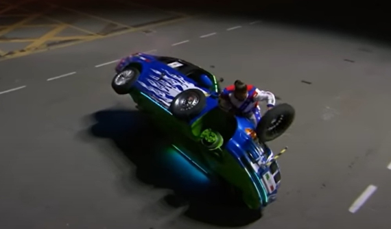 Kỷ lục Guinness thế giới về tốc độ thay lốp xe khi ô tô đang di chuyển