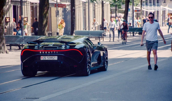 Siêu xe Bugatti đắt nhất lịch sử bị bắt gặp lăn bánh tại Thụy Sĩ, chiếc biển số thu hút sự tò mò