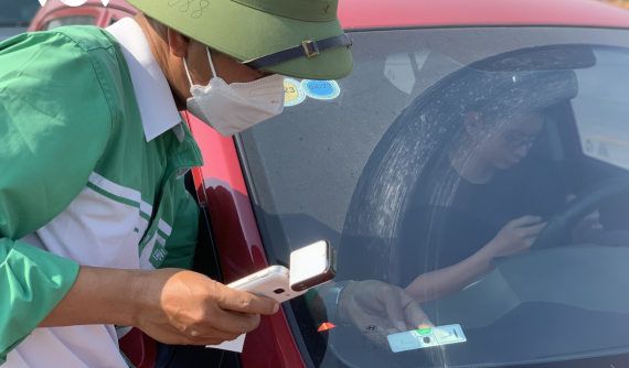 Những điều cần lưu ý khi dán thẻ thu phí tự động không dừng ETC để tránh "tiền mất tật mang"