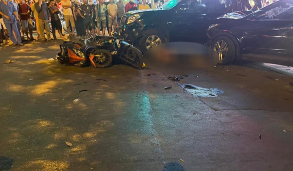 Hà Nội: Xe 7 chỗ Hyundai Santa Fe tông liên hoàn 3 ô tô và 5 xe máy khiến 1 nữ Đại úy tử vong