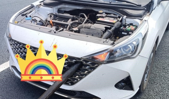 Video: Ô tô con Hyundai Accent bị trục sắt đâm xuyên đầu xe khi đang chạy trên cao tốc Hà Nội - Hải Phòng