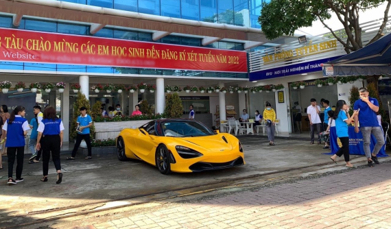 Xôn xao với hình ảnh siêu xe McLaren 720S Spider đỗ trước cổng trường đại học ở Vũng Tàu