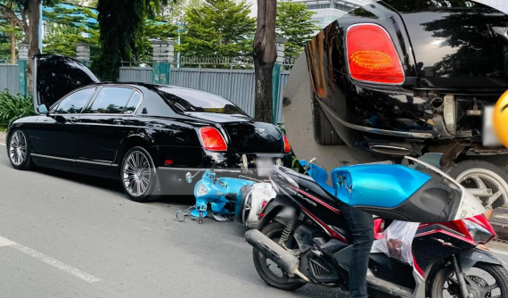 Sài Gòn: Cô gái tông thẳng xe máy vào đuôi xe Bentley đang dừng đỗ bên đường vì sự cố