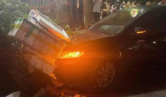 Video: Ô tô con tông văng taxi lên vỉa hè, hạ gục hàng loạt xe máy rồi lao vào cửa nhà dân, tài xế quỳ gối xin tha thứ