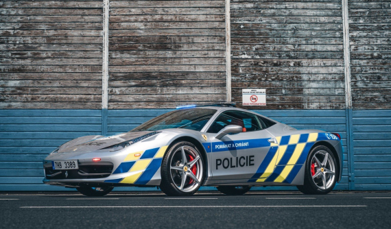 Video: Cảnh sát Séc biến siêu xe Ferrari 458 Italia của tội phạm thành xe công vụ