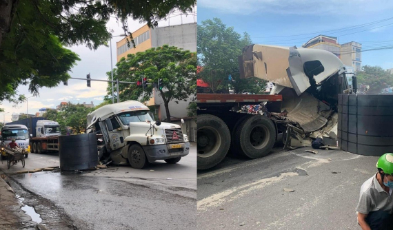 Video quay khoảnh khắc xe đầu kéo phanh gấp, cuộn tôn trên rơ-moóc lăn về phía trước, đè bẹp cabin