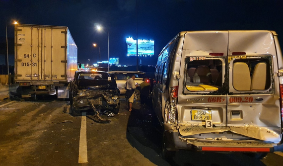 Video quay lại khoảnh khắc 9 ô tô tông "dồn toa" trên cao tốc Long Thành - Dầu Giây