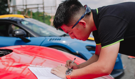 Xem Tống Đống Khuê drift trên siêu xe Ferrari 458 Italia