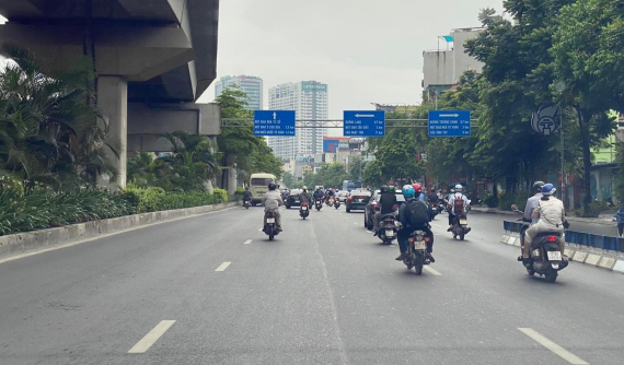 Video: Nhiều xe máy vẫn đi vào làn ô tô trong ngày đầu tiên thí điểm lắp dải phân cách trên đường Nguyễn Trãi