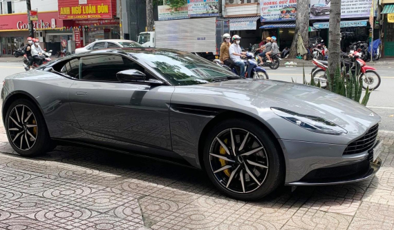 Cận cảnh Aston Martin DB11 sở hữu màu độc China Grey, mang biển số cặp thần tài lớn