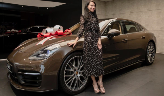 Nữ diễn viên “Biệt động Sài Gòn 2” Lê Hà tậu xe sang Porsche Panamera màu nâu lạ mắt