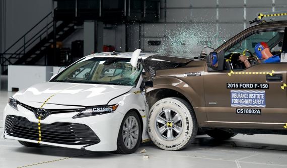 "Sedan quốc dân" Toyota Camry bị đánh giá kém trong thử nghiệm va chạm bên sườn mới