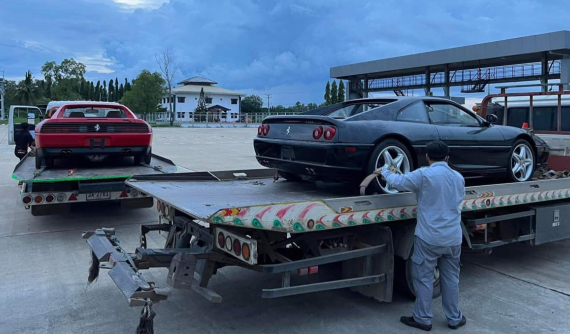 Cặp đôi Ferrari "cổ" mới lăn bánh tại Việt Nam