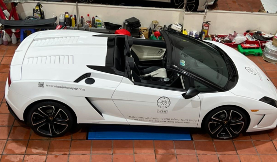 6 năm về nước nhưng Lamborghini Gallardo LP560-4 Spyder bản 50 năm của doanh nhân này lăn bánh chưa quá 99 km