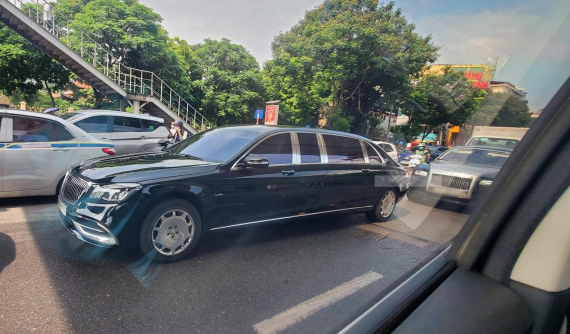Cặp đôi xe siêu sang quý tộc cùng nhau dạo phố Hà Nội, Rolls-Royce biển đẹp còn Mercedes-Maybach Pullman siêu dài